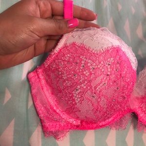 Victoria’s secret lace bra. Size: 32D